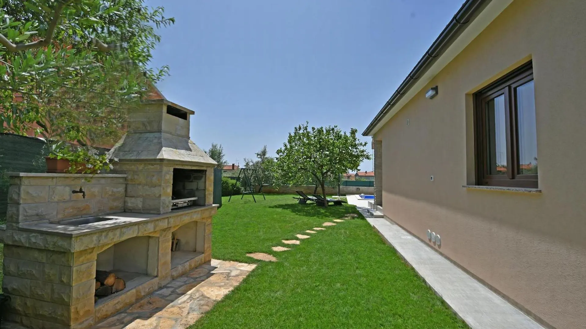 Holiday home Charmante Villa Lavanda Galizana
